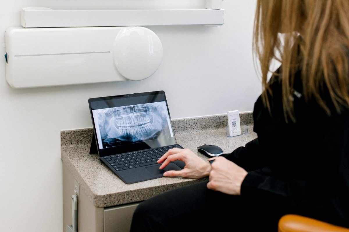 Hygiensit looking at x ray